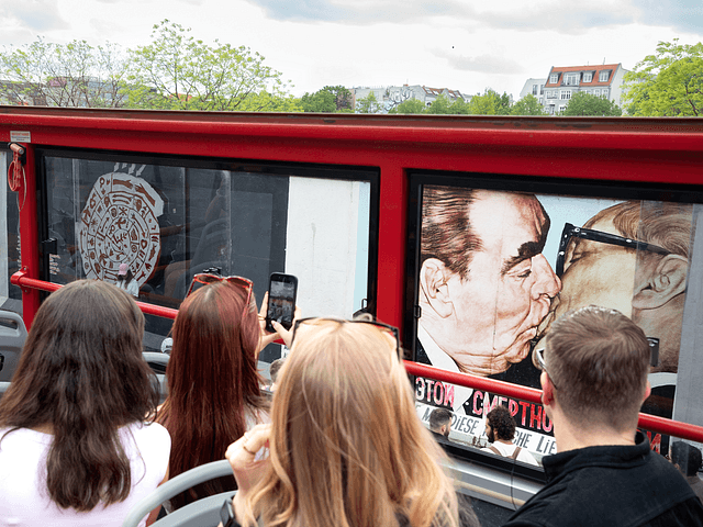City Sightseeing Berlin Berlin Wall Kissing Men Art 1280x960