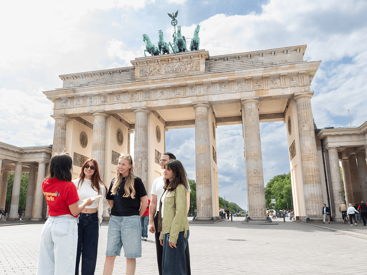City Sightseeing Berlin Guide and Guests infront of Brandenburg Tower 1280x960
