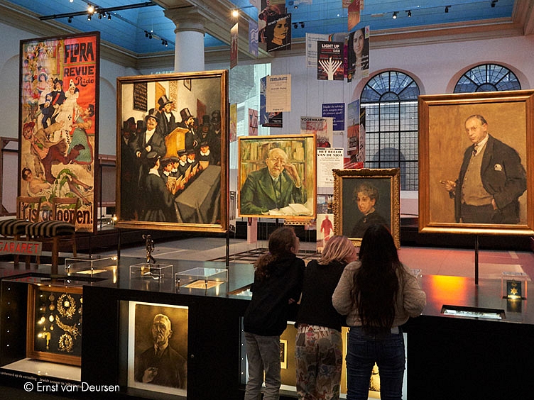 Jewish Cultural Quater kids look at art at the Jewish Museum