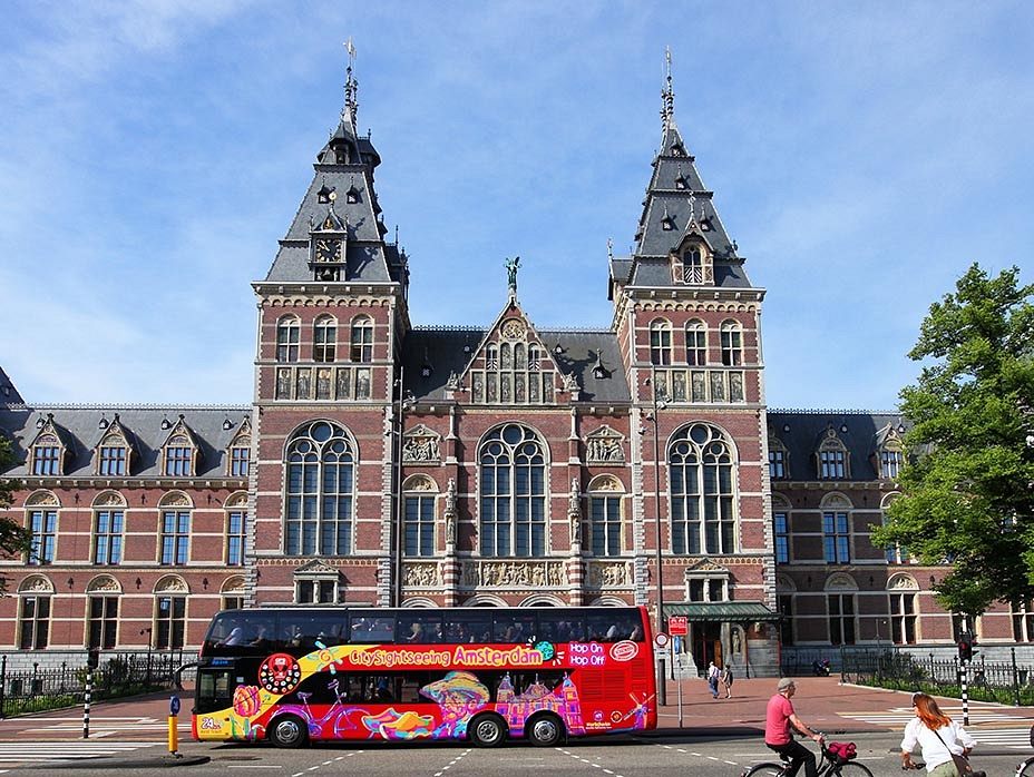 Bus infront of Rijksmuseum