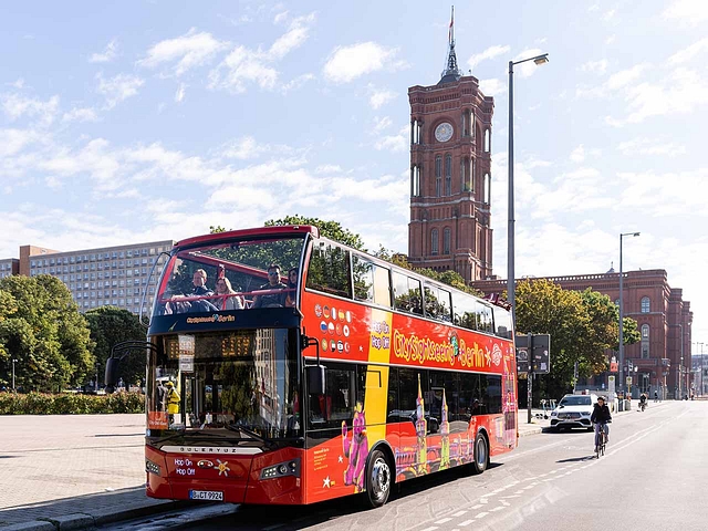 Hop on Hop off bus at Roten Rathaus