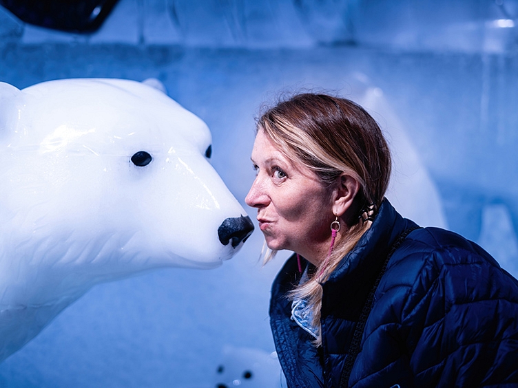 Berlin Icebar kiss a polar bear