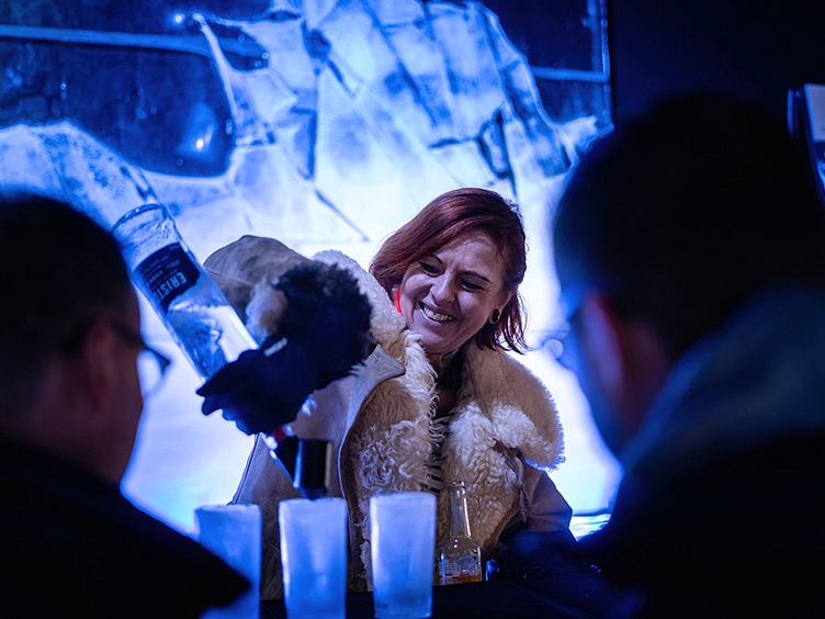 Berlin Icebar pooring drinks