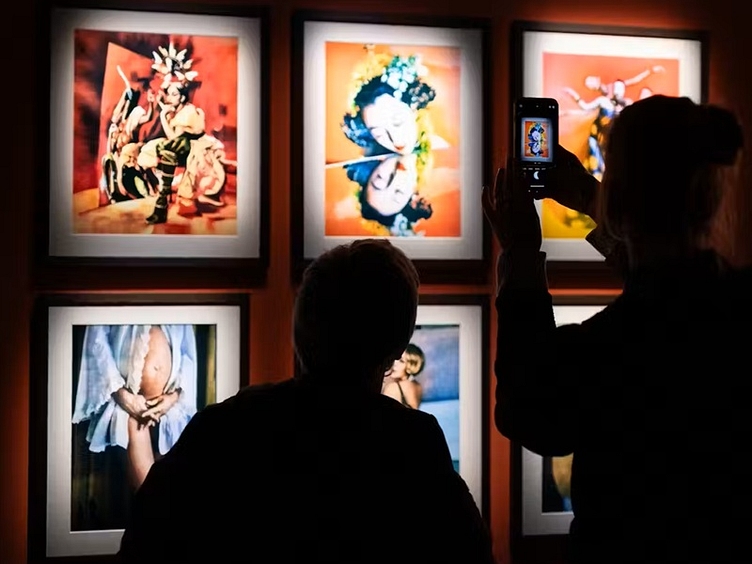 Fotografiska berlin couple taking photo of exhibition