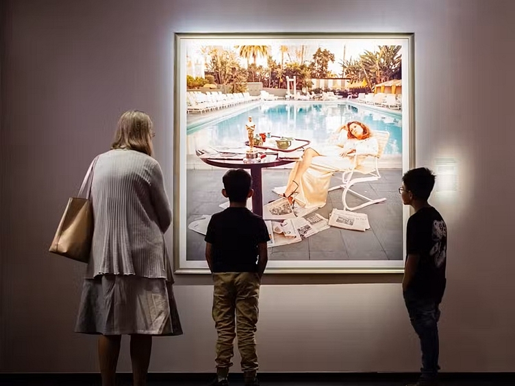 Fotografiska berlin grandmother and kids looking at photo
