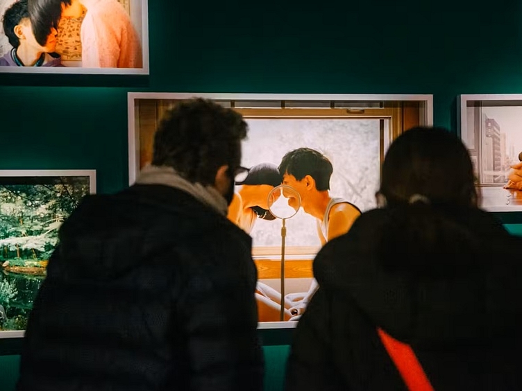 Fotografiska berlin preview couple looking at photos