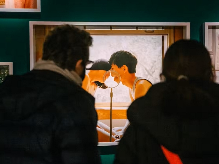 Photografiska berlin couple looking at photo