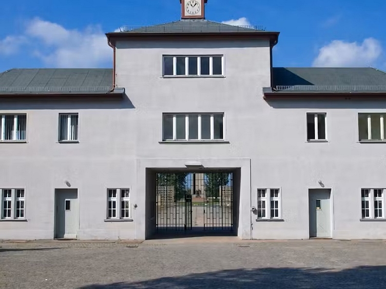 Sachsenhausen guided tour camp entrance