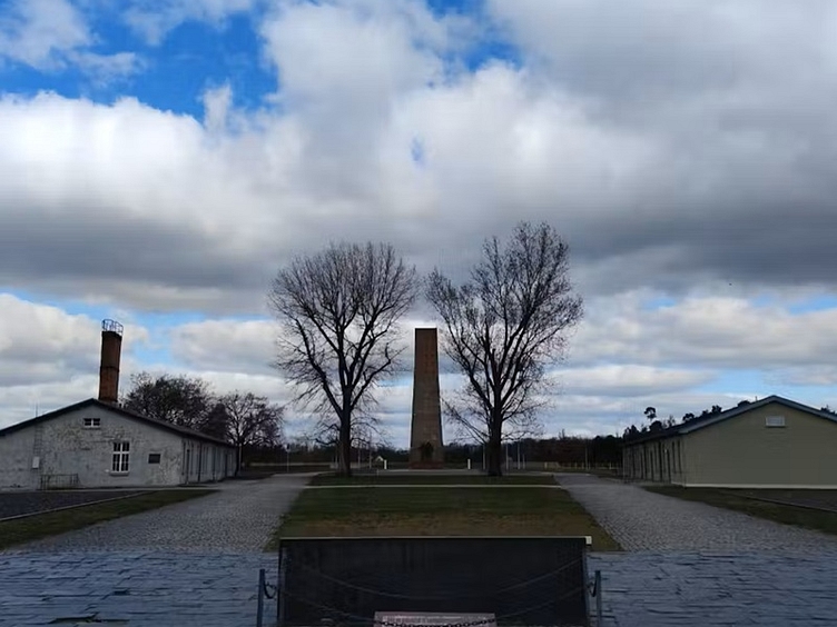 Sachsenhausen guided tour camp grounds