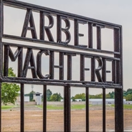 Sachsenhausen guided tour arbeit macht frei fence
