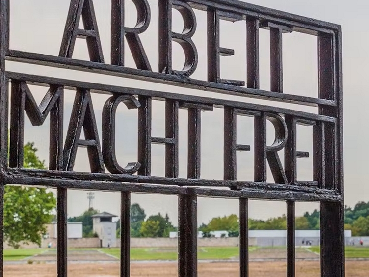 Sachsenhausen guided tour arbeit macht frei fence