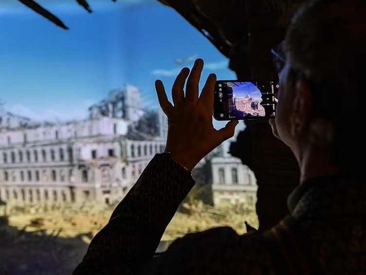 Deutschlandmuseum 800x800 person taking photo of historical image