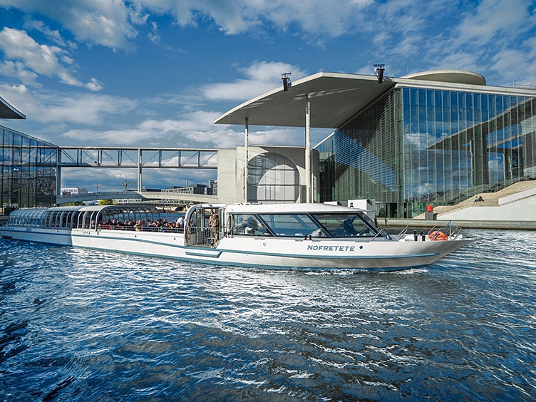 Stern und Kreisschiffahrt Boat at the Chancellery