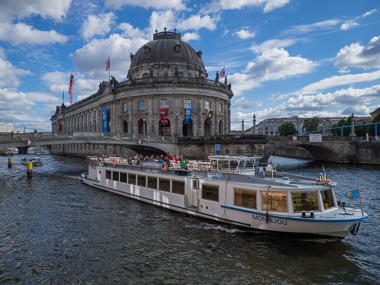 Stern und Kreisschiffahrt on the Spree at Bode Museum