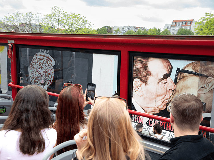 City Sightseeing Berlin Berlin wall art 2 kissing men 752x564