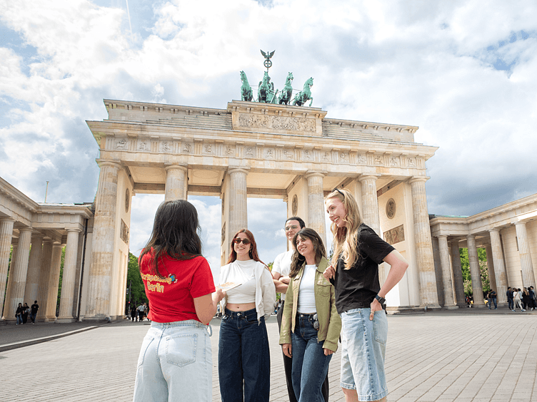 City Sightseeing Berlin Guide and Guests in front of Brandenburg Towert 752x564