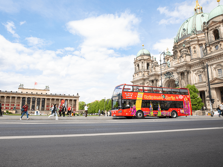 City Sightseeing Berlin Side view of the bus while driving 752x564