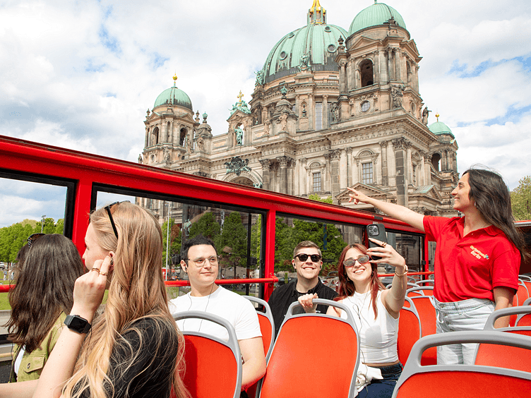 City Sightseeing Berlin Tourguide telling something 752x564