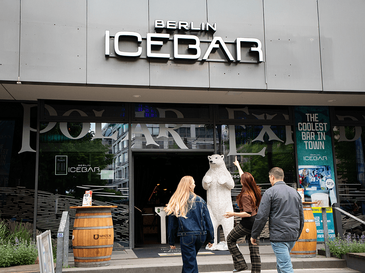 Icebar Berlin entering the Icebar 752x564