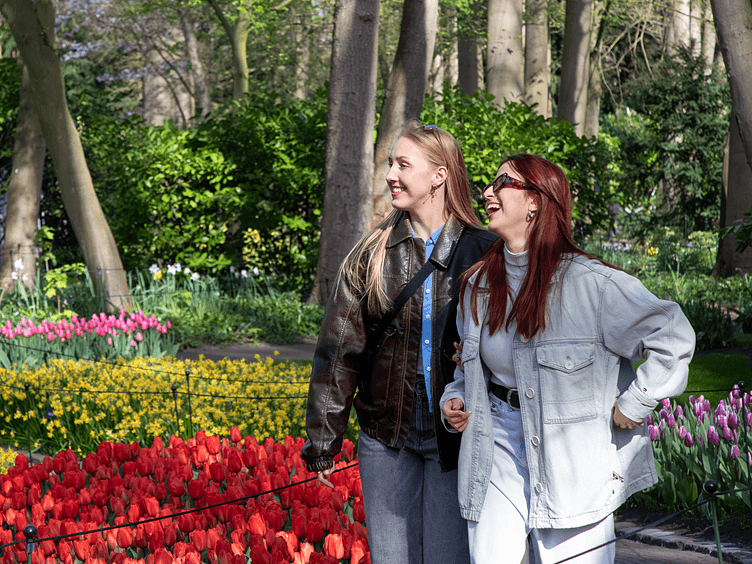Keukenhof 2026 girls walking in the park 752x564