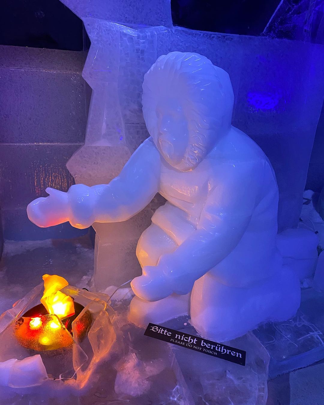 Berlin Ice Bar ….. it was sooo cold In there.  Nice white chocokk lol ate vodka tho too keep me warm I’m the end. The bar man was some craic too. 

#berlinicebar #frozen #drinkies #recommended